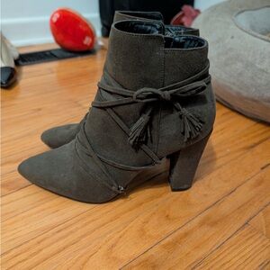 Pointed Toe Suede Tassel Wrap Ankle Boots - Army Green